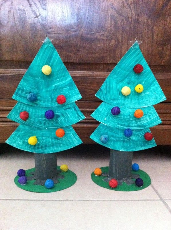maternelle décoration sapin ces petits sapins sont fait avec des assiettes en cartons, rouleaux de